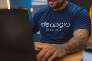 Desenvolvimento de software sob medida vs. soluções prontas: Qual é a melhor escolha para o seu negócio?